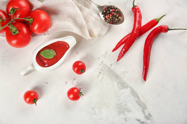 flache Komposition mit roter Sauce und Gemüse auf hellem Hintergrund - Foto, Bild