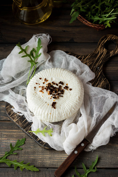 Lágy Adyghe sajt, szárított paradicsom és friss rucola - Fotó, kép