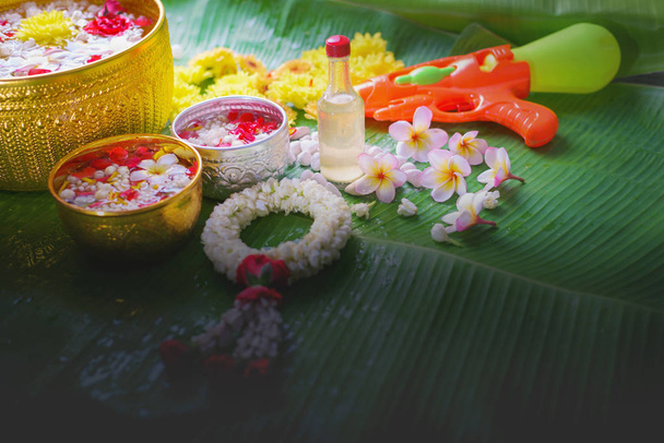 Thaise traditionele jasmijn garland en kleurrijke bloem water van bo - Foto, afbeelding