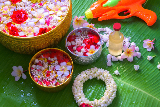 Thaimaan perinteinen jasmiini seppele ja värikäs kukka vedessä bo
 - Valokuva, kuva