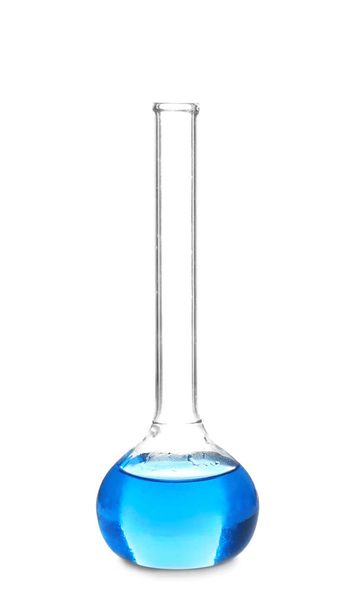 Vidros de laboratório com líquido azul sobre fundo branco
 - Foto, Imagem