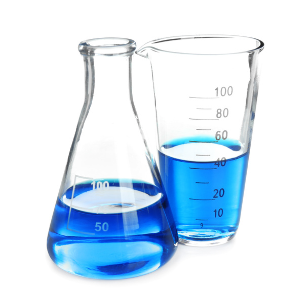 白い背景に青色の液体を持つ研究室用ガラス製品 - 写真・画像