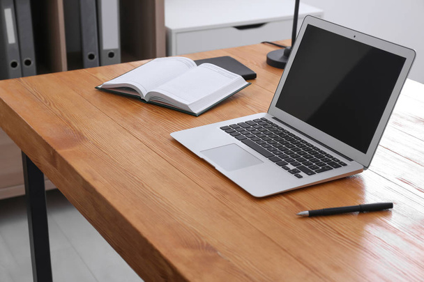 Комфортне робоче місце з ноутбуком на столі
 - Фото, зображення