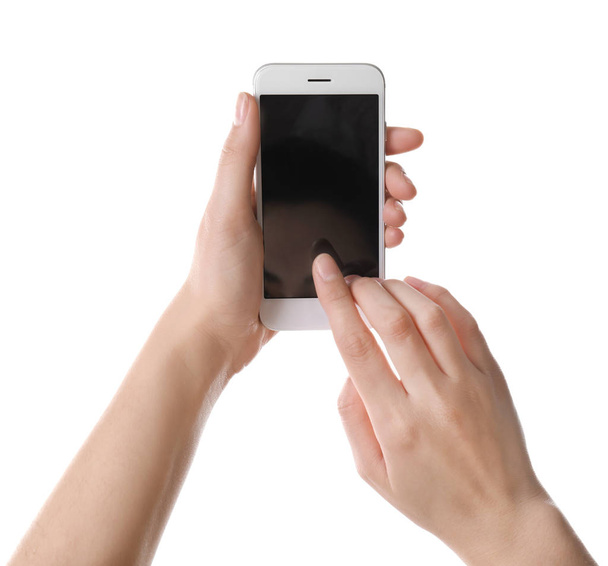 молодая женщина держит смартфон на белом фоне
 - Фото, изображение
