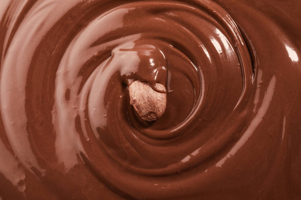 Cacaobonen in gesmolten chocolade, close-up - Foto, afbeelding