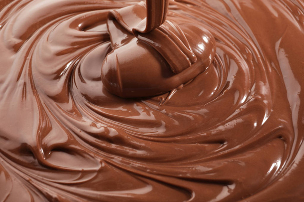 Gieten lekker gesmolten chocolade, close-up - Foto, afbeelding