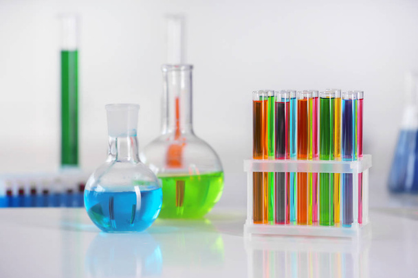 Tubos de ensayo con muestras coloridas en laboratorio
 - Foto, Imagen