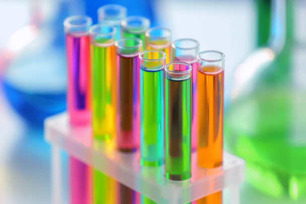 Tubos de ensaio com amostras coloridas em laboratório, close-up
 - Foto, Imagem