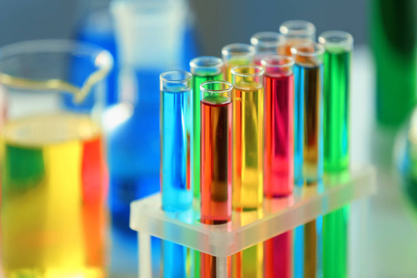 Reageerbuisjes met kleurrijke monsters in een laboratorium, close-up - Foto, afbeelding