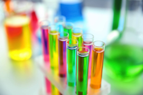 Tubes à essai avec échantillons colorés en laboratoire, gros plan
 - Photo, image