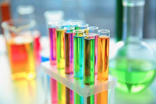 Tubos de ensayo con muestras coloridas en laboratorio, primer plano
 - Foto, Imagen