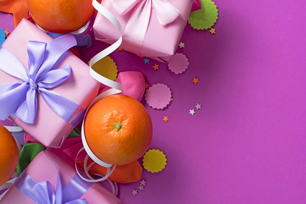 Koristeellinen koostumus Kolme laatikkoa lahjoja Satiini nauha Bow Appelsiinit Confetti Serpentine syntymäpäiväjuhlat
. - Valokuva, kuva
