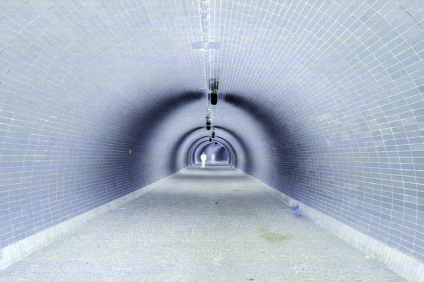 Näkökulma läpi tumma tunneli ihmisen siluetti (negatiivinen
) - Valokuva, kuva