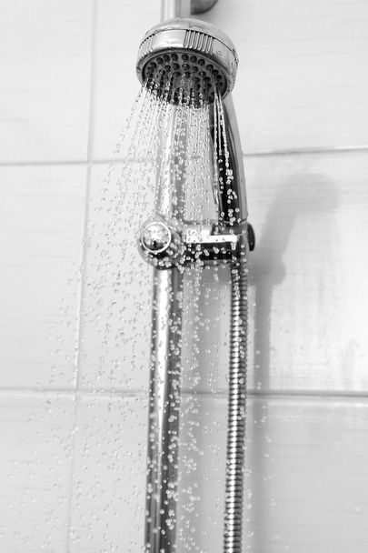 Douche dans la salle de bain avec eau courante
 - Photo, image