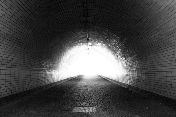 Vue à travers un tunnel sombre avec la lumière à la fin (noir et blanc
) - Photo, image