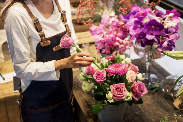 若い女性のビジネス所有者花屋 f の前で花束を作る - 写真・画像