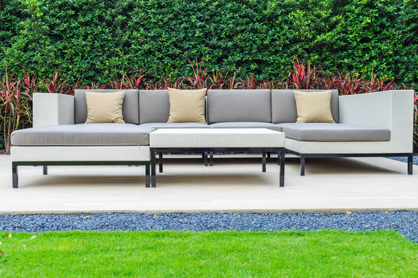 Kolme ruskea tyyny ja harmaa tyyny moderni paju sohva
 - Valokuva, kuva