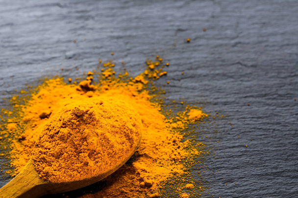 Fresh root and turmeric powder, indian spice, healthy seasoning ingredient for vegan cuisine - Φωτογραφία, εικόνα