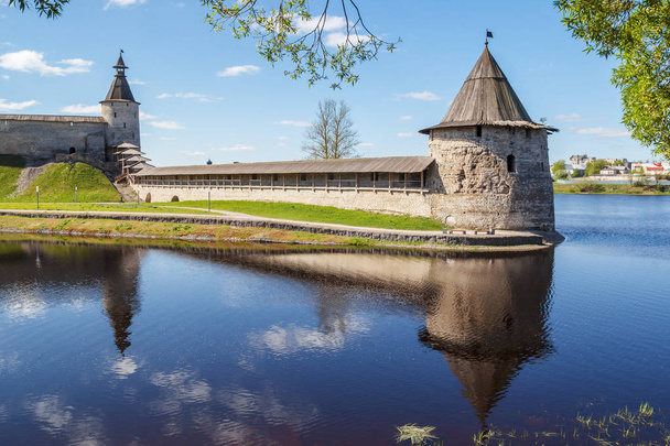Flat toren en de toren van Kutekrom in het Kremlin Pskov - Foto, afbeelding