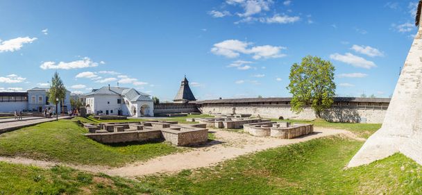 Iglesias perdidas dentro del Kremlin de Pskov
 - Foto, imagen