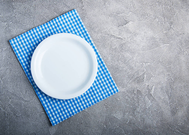 Empty white plate with nupkin - Photo, Image