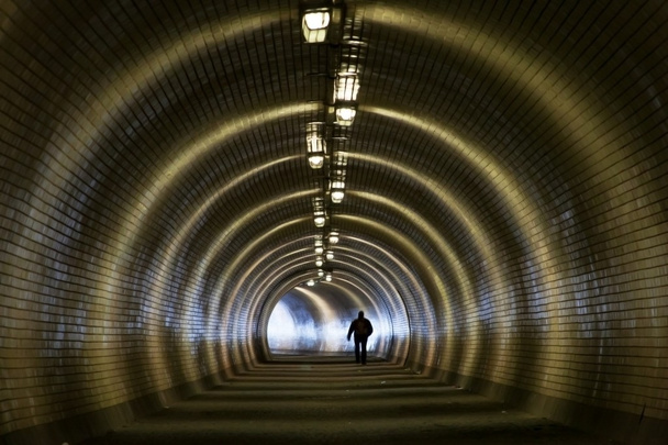 Perspektivikus nézet emberi sziluettje egy sötét alagútban - Fotó, kép