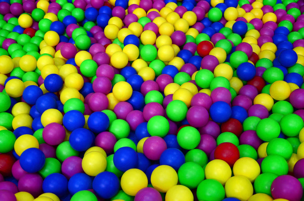 De nombreuses boules en plastique colorées dans une salle de bal pour enfants sur une aire de jeux. Modèle de gros plan
 - Photo, image