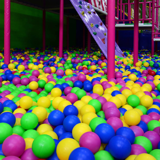 Πολλές πολύχρωμες πλαστικές μπάλες σε παιδική χαρά - Φωτογραφία, εικόνα