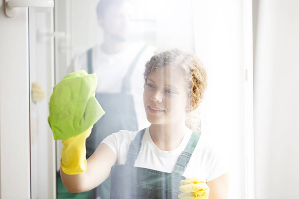 Woman cleaning window - Φωτογραφία, εικόνα