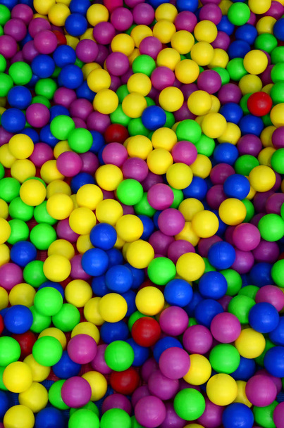 Mnoho barevných plastových míčků v dětském hřišti.  - Fotografie, Obrázek