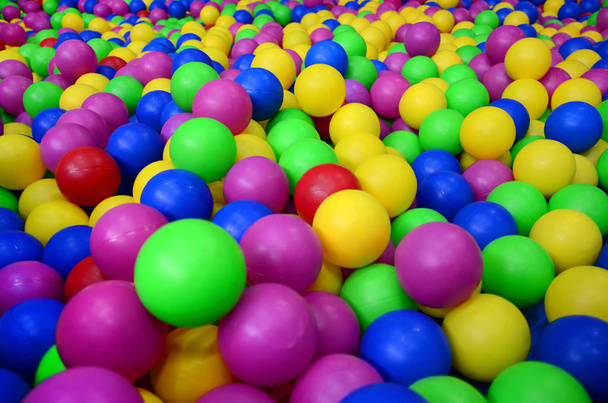 Много разноцветных пластиковых шаров в детском шаре на детской площадке. Крупный план
 - Фото, изображение