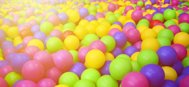 Veel kleurrijke plastic ballen in een kids' ballpit op een speelplaats. Close-up van patroon - Foto, afbeelding