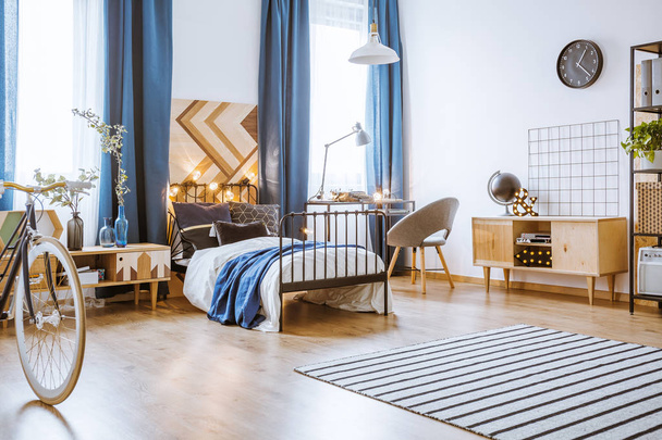 Modern bedroom with wooden cupboards - Zdjęcie, obraz