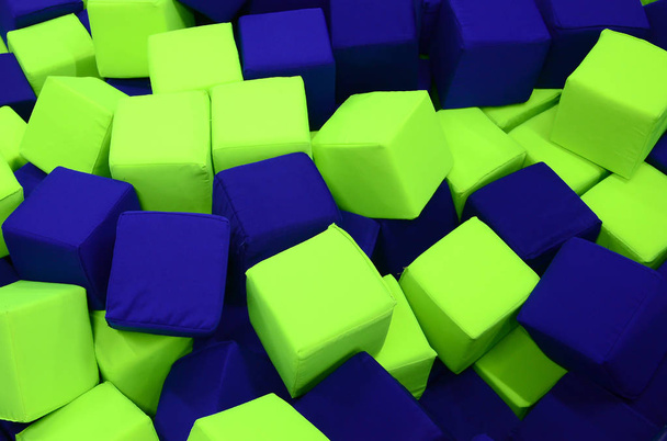 Muitos blocos macios coloridos em uma vala de crianças em um playground
 - Foto, Imagem
