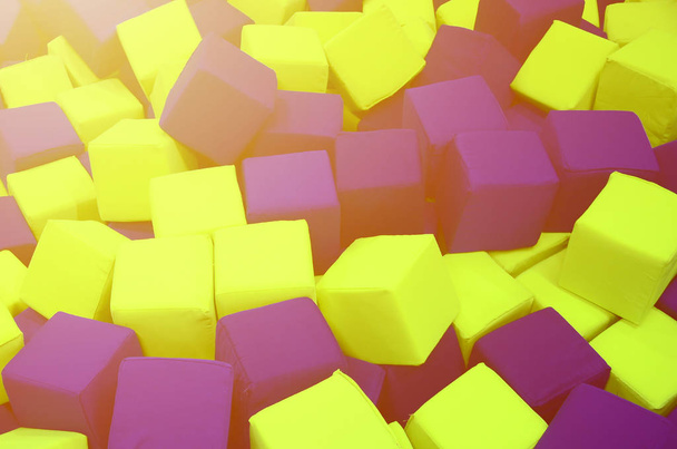 Vele kleurrijke zachte blokken in een kids' ballpit op een speelplaats - Foto, afbeelding
