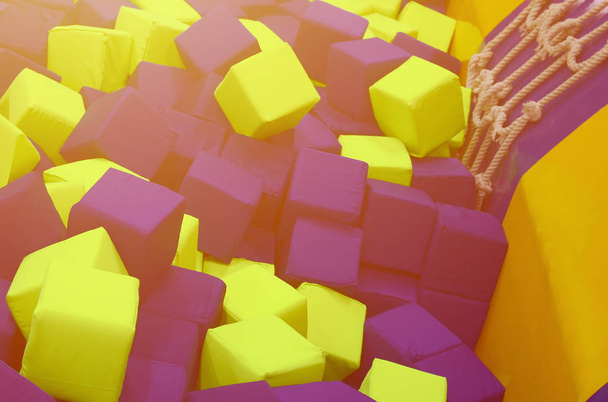 viele bunte Softblocks in einem Kinderballkasten auf einem Spielplatz - Foto, Bild