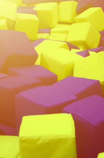 Много красочных мягких блоков в детской яме на детской площадке
 - Фото, изображение