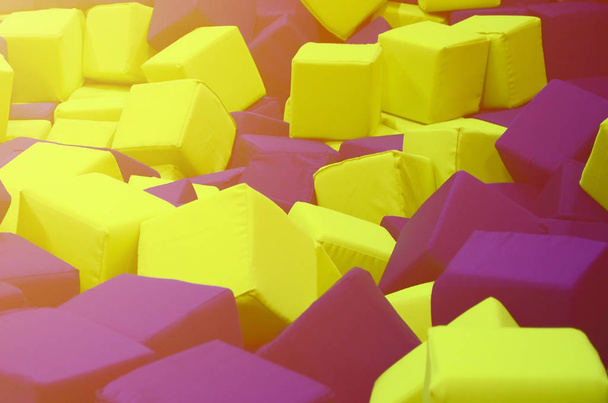 Wiele kolorowe bloki miękkie w ballpit dla dzieci na plac zabaw - Zdjęcie, obraz