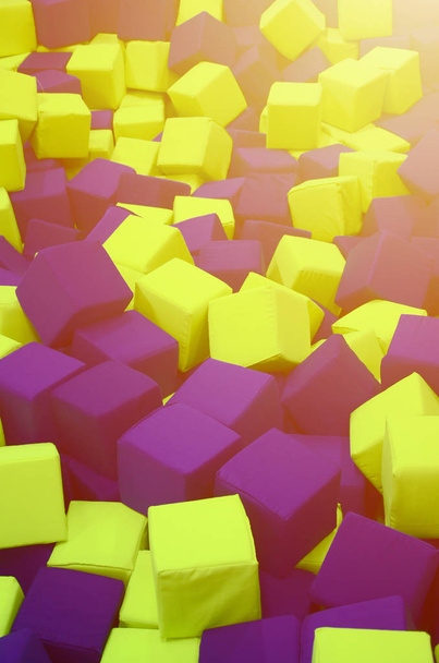 Много красочных мягких блоков в детской яме на детской площадке
 - Фото, изображение