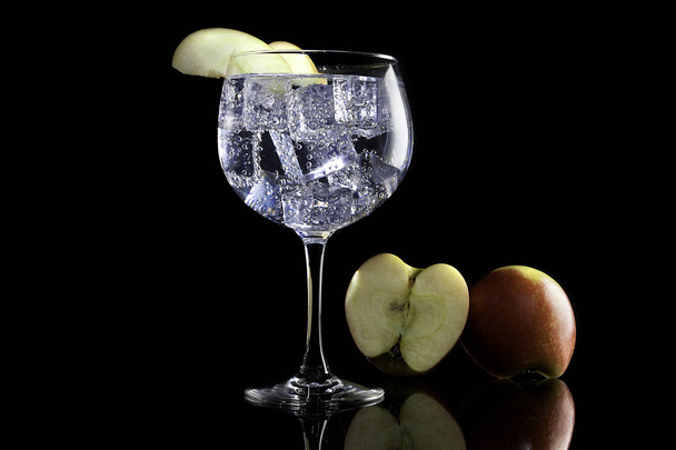 Джин-тоник с яблоком
 - Фото, изображение