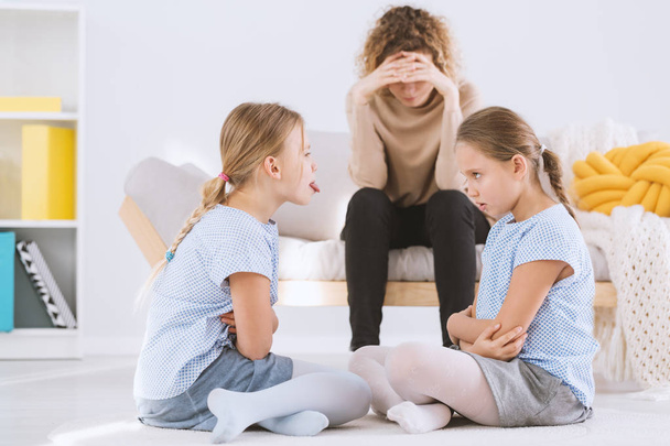 Sisters arguing and stressed mom - Foto, afbeelding