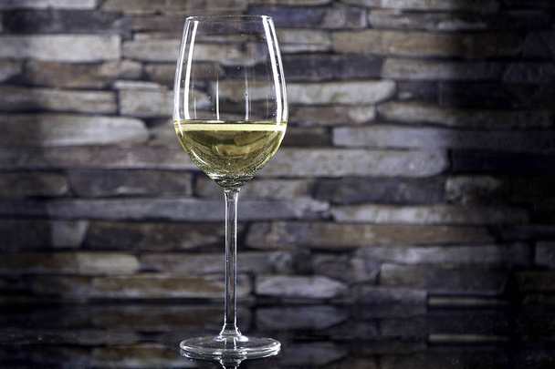 bicchiere di vino bianco su pietra
 - Foto, immagini