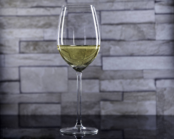 κομψό λευκό κρασί - Φωτογραφία, εικόνα