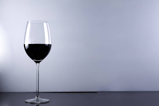 red wine glass on black and white - Фото, зображення