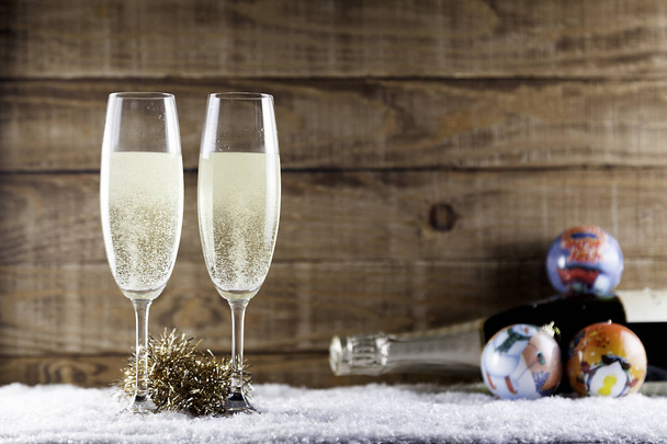 два бокала шампанского с рождественскими шарами
 - Фото, изображение