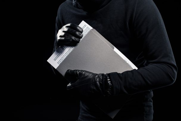 Vista de cerca de documentos confidenciales en manos del ladrón
 - Foto, imagen