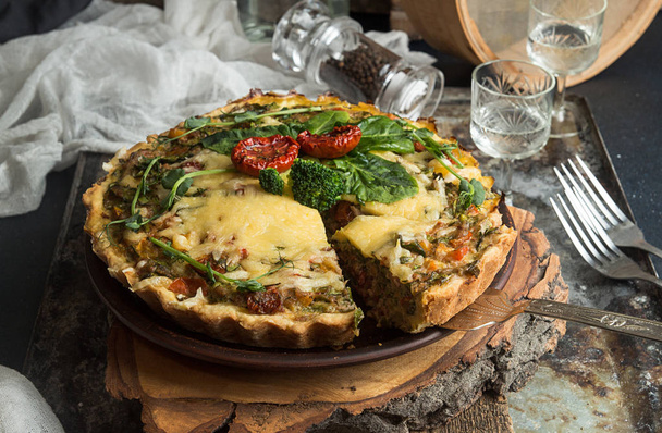 Francouzské otevřela koláč quiche s tuňákem / kuře, brokolice, špenát, - Fotografie, Obrázek