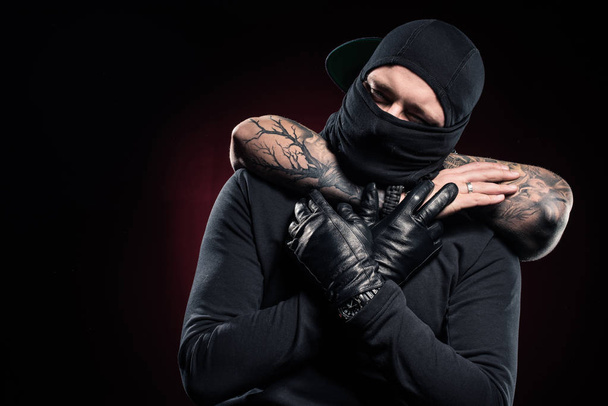 Man chocking burglar dressed in black clothes and balaclava - Foto, Bild