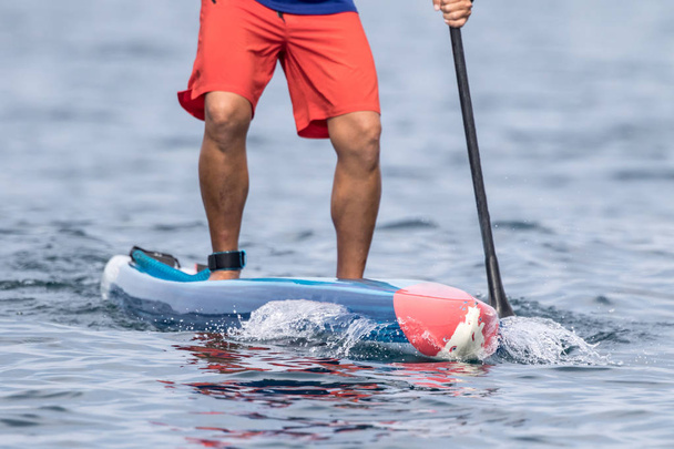 Snelheid concurrentie op Stand Up Paddle Board - Foto, afbeelding