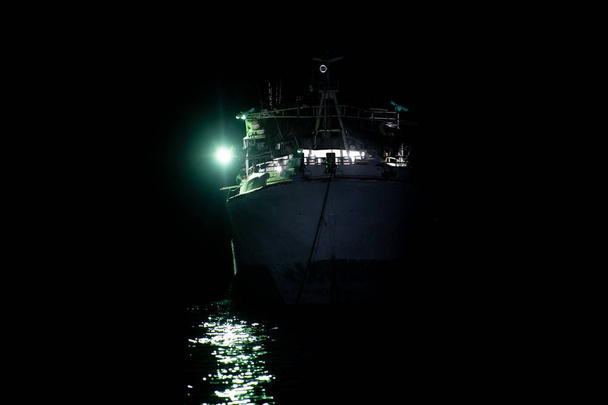 łodzi malediwskim wędkowanie w Malediwy w nocy - Zdjęcie, obraz